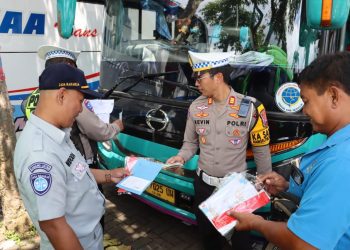 Sidak ramp check bus wisata di Kota Batu. Foto: Azmy