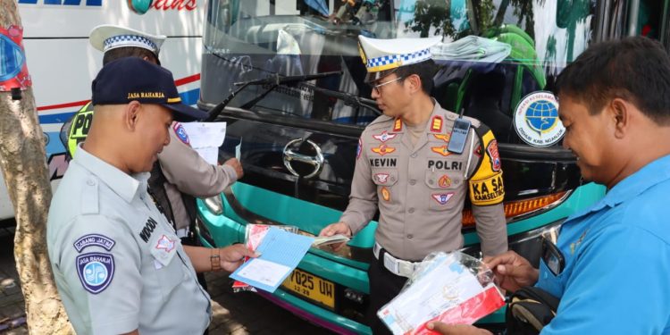 Sidak ramp check bus wisata di Kota Batu. Foto: Azmy