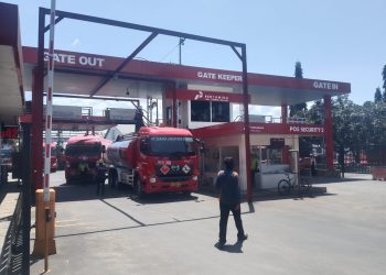 Truk tangki BBM di Fuel Terminal Pertamina Malang. BBM di Kota Malang aman selama nataru. (Foto/M Sholeh)