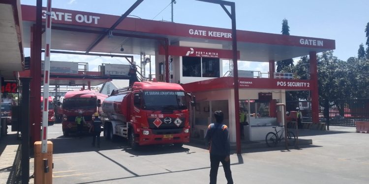 Truk tangki BBM di Fuel Terminal Pertamina Malang. BBM di Kota Malang aman selama nataru. (Foto/M Sholeh)