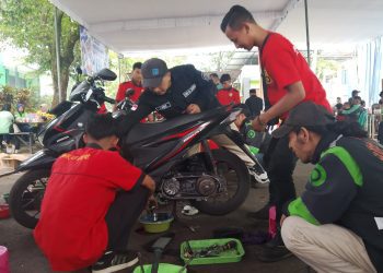 Pengabdian masyarakat SMK El Hayat Malang untuk driver ojol di Malang. (Foto/M Sholeh)