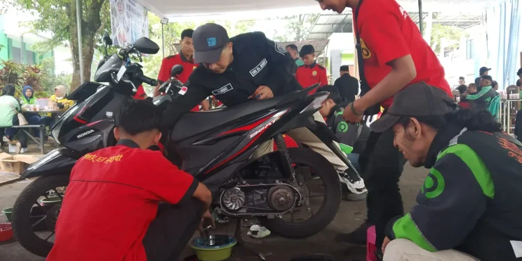 Pengabdian masyarakat SMK El Hayat Malang untuk driver ojol di Malang. (Foto/M Sholeh)