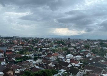 Prakiraan cuaca Malang, khususnya Kota Malang pada hari Senin, 8 Desember 2025 diperkirakan dalam kondisi berawan dan hujan ringan. /Foto: Tugumalang.id/Bagus Rachmad Saputra.