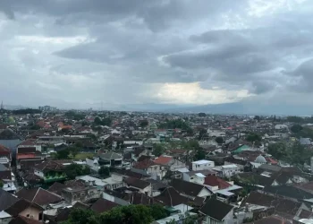 Prakiraan cuaca Malang, khususnya Kota Malang pada hari Senin, 8 Desember 2025 diperkirakan dalam kondisi berawan dan hujan ringan. /Foto: Tugumalang.id/Bagus Rachmad Saputra.
