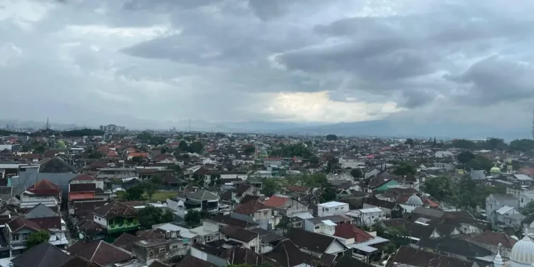 Prakiraan cuaca Malang, khususnya Kota Malang pada hari Senin, 8 Desember 2025 diperkirakan dalam kondisi berawan dan hujan ringan. /Foto: Tugumalang.id/Bagus Rachmad Saputra.