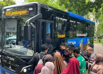 Trans Jatim Koridor I Malang Raya uji coba titik henti baru dengan pengalihan titik naik turun dari Terminal Kota Batu ke Stasiun Kota Malang Pintu Timur mulai 20 November 2025. ?Foto: Tugumalang.id/Bagus Rachmad Saputra