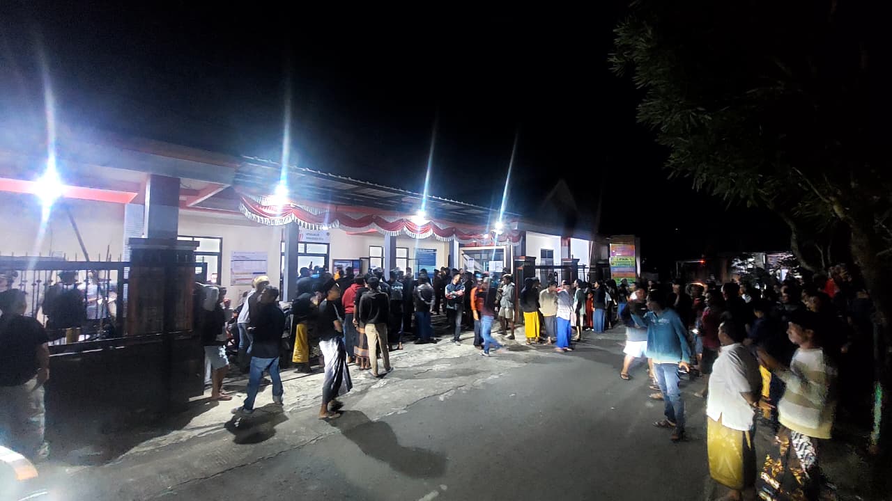 Ratusan warga berdemo di Kantor Desa Sumberkradenan. Foto: Polsek Pakis