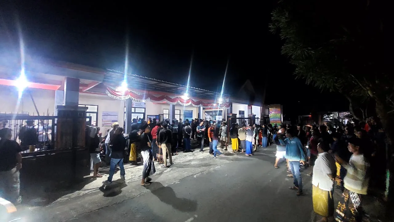 Ratusan warga berdemo di Kantor Desa Sumberkradenan. Foto: Polsek Pakis