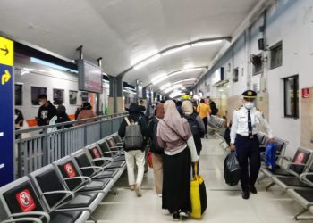 Pergerakan penumpang untu k Nataru di Stasiun Kota Malang. (Foto/M Sholeh)