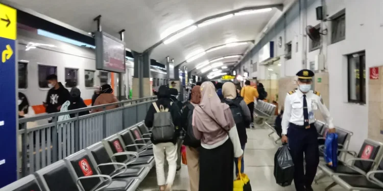 Pergerakan penumpang untu k Nataru di Stasiun Kota Malang. (Foto/M Sholeh)
