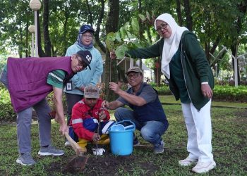 Aksi bagi-bagi bibit pohon di kawasan Car Free Day Kota Malang. Foto: Azmy