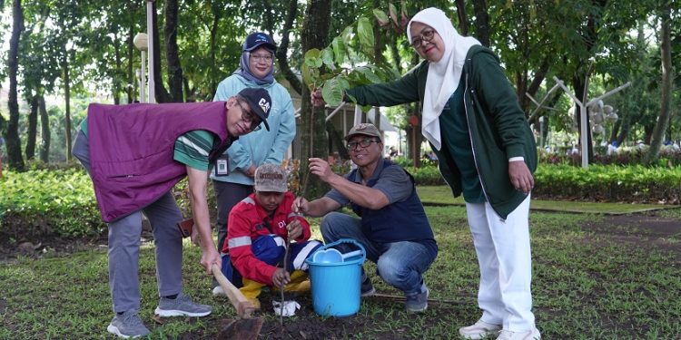 Aksi bagi-bagi bibit pohon di kawasan Car Free Day Kota Malang. Foto: Azmy
