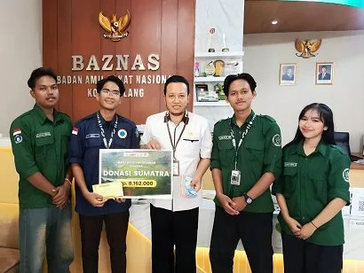 HMPS Pendidikan Geografi Unikama menyerahkan donasi untuk korban bencana banjir Sunatera melalui aksi sosial Geodonasi yang diterima perwakilan BAZNAS. /Foto: Dok.Unikama.