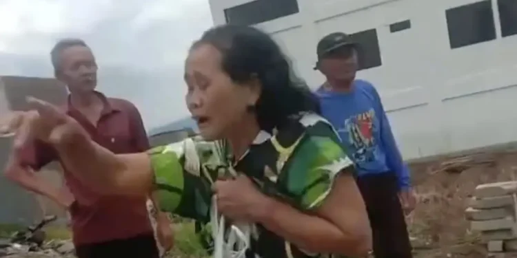 Tangkapan layar korban saat berteriak histeris usai menjadi korban penjambretan di Kota Batu. Foto: Istimewa
