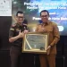 Kajari Batu Andy Sasongko saat menerima penghargaan dari Wali Kota Batu usai berhasil selamatkan aset Pemkot senilai Rp34 miliar lebih. Foto: Azmy