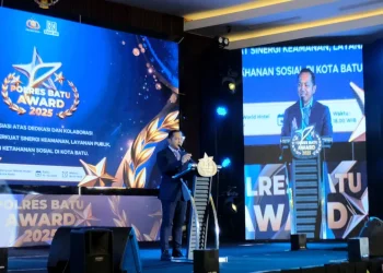 Kapolres Batu AKBP Andi Yudha Pranata saat memberikan penghargaan kepada para tokoh inspiratif di Kota Batu. Foto: Azmy