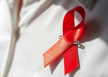 Pita merah simbol solidaritas untuk penderita HIV. Foto: Pixabay.com/DreamBrush