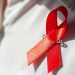 Pita merah simbol solidaritas untuk penderita HIV. Foto: Pixabay.com/DreamBrush