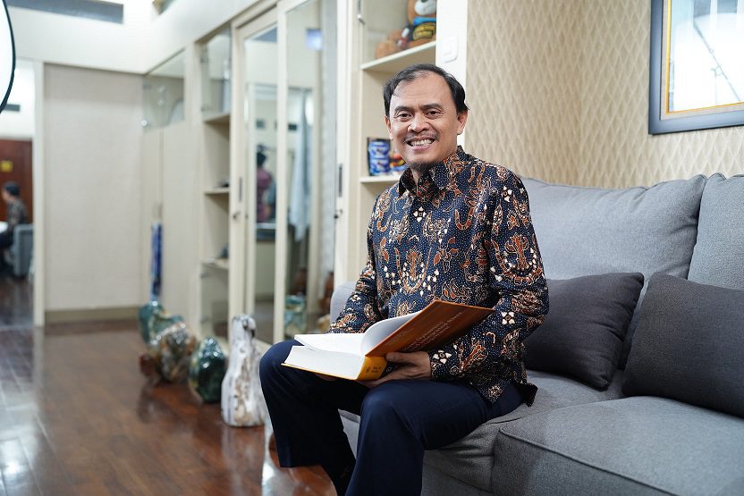 Dirut PJT I Fahmi Hidayat meraih penghargaan 'Top Young CEO 2025 versi Infobank Media Group'. Foto: Dok.