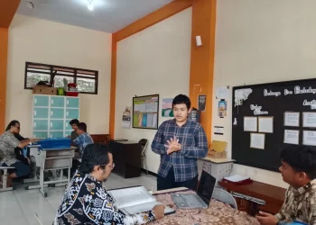 Siswa SMP IT Insan Permata Malang memoresentasikan hasil akademiknya di hadapan orang tua dan guru. (Foto/M Sholeh)
