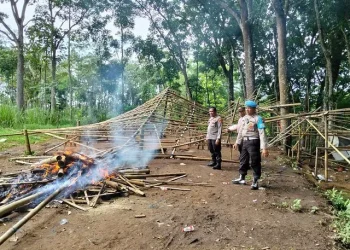 Polisi bongkar arena judi sabung ayam di Singosari. Foto: Polres Malang