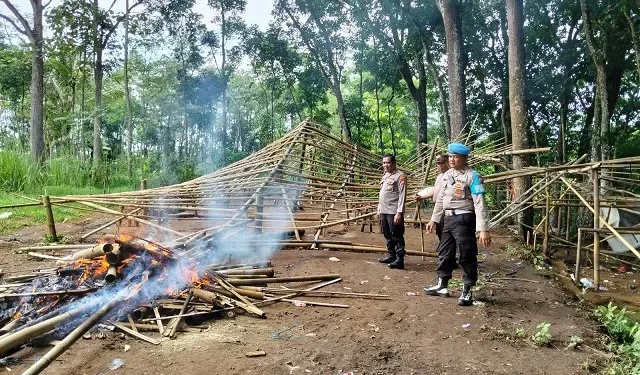 Polisi bongkar arena judi sabung ayam di Singosari. Foto: Polres Malang