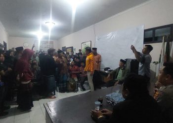 Warga menyampaikan aspirasi di Kantor Desa Sumberkradenan. Foto: Polsek Pakis