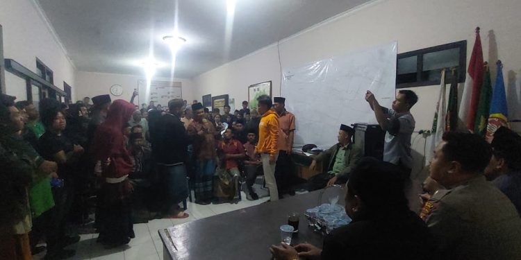 Warga menyampaikan aspirasi di Kantor Desa Sumberkradenan. Foto: Polsek Pakis