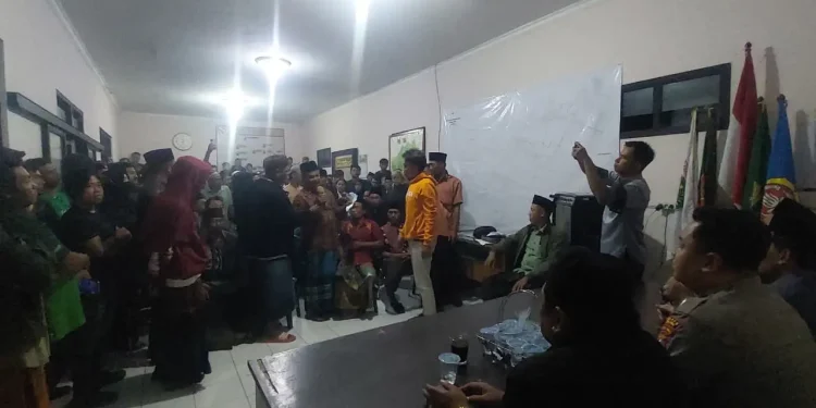 Warga menyampaikan aspirasi di Kantor Desa Sumberkradenan. Foto: Polsek Pakis