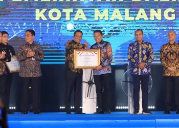 Wali Kota Malang, Dr. Ir. Wahyu Hidayat, MM, menerima peghargaan di bidang reformasi hukum. Foto/dok Kota Malang