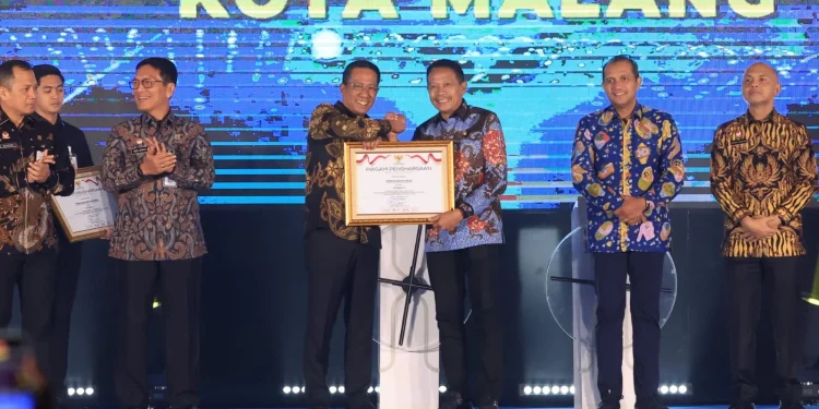 Wali Kota Malang, Dr. Ir. Wahyu Hidayat, MM, menerima peghargaan di bidang reformasi hukum. Foto/dok Kota Malang