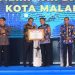 Wali Kota Malang, Dr. Ir. Wahyu Hidayat, MM, menerima peghargaan di bidang reformasi hukum. Foto/dok Kota Malang