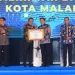 Wali Kota Malang, Dr. Ir. Wahyu Hidayat, MM, menerima peghargaan di bidang reformasi hukum. Foto/dok Kota Malang