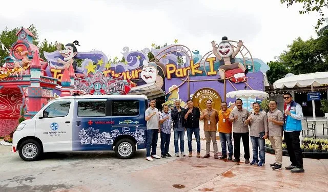 Penyerahan ambulans untuk perkuat layanan keselamatan pengunjung. Foto: Jatim Park Group