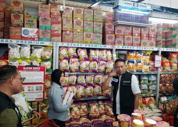 Wali Kota Malang, Wahyu Hidayat saat melakukan sidak di Superindo Sawojajar. (Foto/M Sholeh)