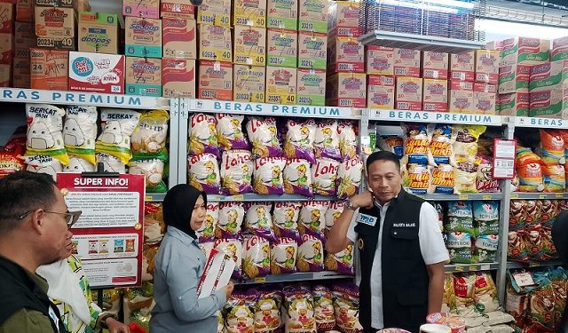Wali Kota Malang, Wahyu Hidayat saat melakukan sidak di Superindo Sawojajar. (Foto/M Sholeh)