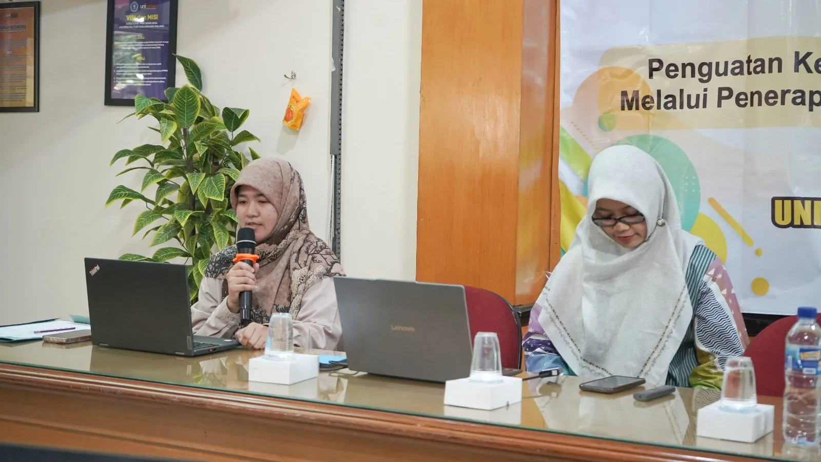Kepala Pusat Penjaminan Mutu Unikama, Romia Hari Susanti, M.Pd., CRA (kiri). /Foto: Dok. Unikama.