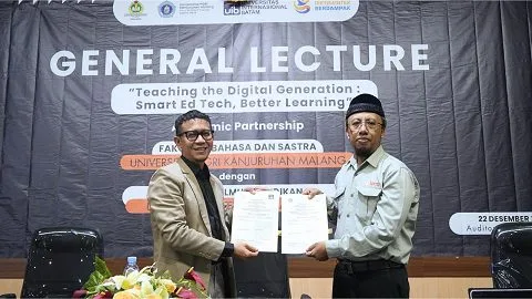 (kiri) Dr. Pandu Prasodjo, M.Pd., Dekan Fakultas Ilmu Pendidikan Universitas Internasional Batam dan (kanan) Rusfandi, S.Pd., MA., Ph.D., Dekan Fakultas Bahasa dan Sastra (FBS). /Foto: Dok. Unikama