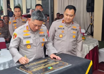 Kapolres Malang, AKBP Danang Setiyo Pambudi menandatangani peresmian gedung Satres PPA dan PPO. Foto: Aisyah Nawangsari Putri