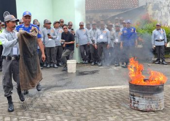 Anggota Satlinmas terima pembekalan penanganan awal kebakaran. Foto: Aisyah Nawangsari Putri