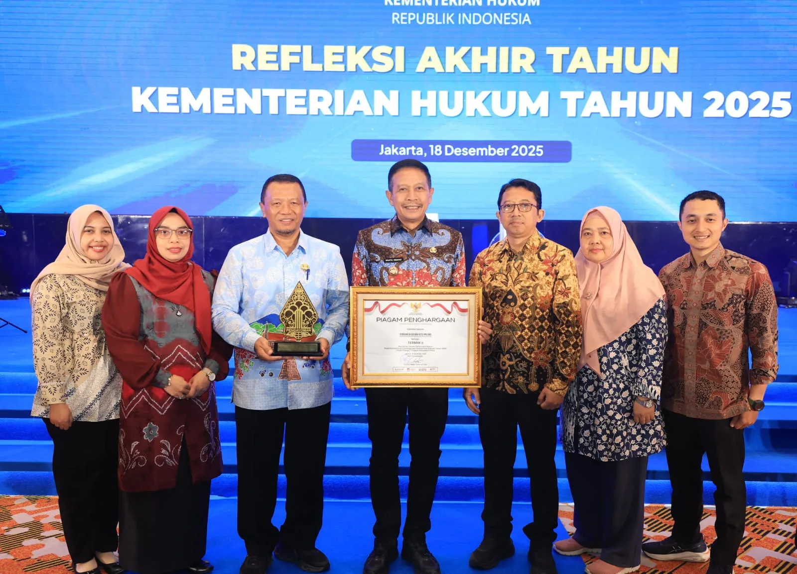 Wali Kota Malang, Dr. Ir. Wahyu Hidayat, MM, menerima peghargaan di bidang reformasi hukum. Foto/dok Kota Malang