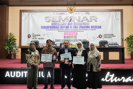 Dekan FEB Unikama, Dr. Rita Indah Mustikowati, SE., MM.(paling kanan) memberikan kepada dua narasumber seminar yaitu dari (kiri nomor 2) BI Institute, hadir Dedy Prasetyo dan (tengah) Muhammad Sulton Aminudin dari Dinas Koperasi Provinsi Jawa Timur. /Foto: Dok. Unikama.