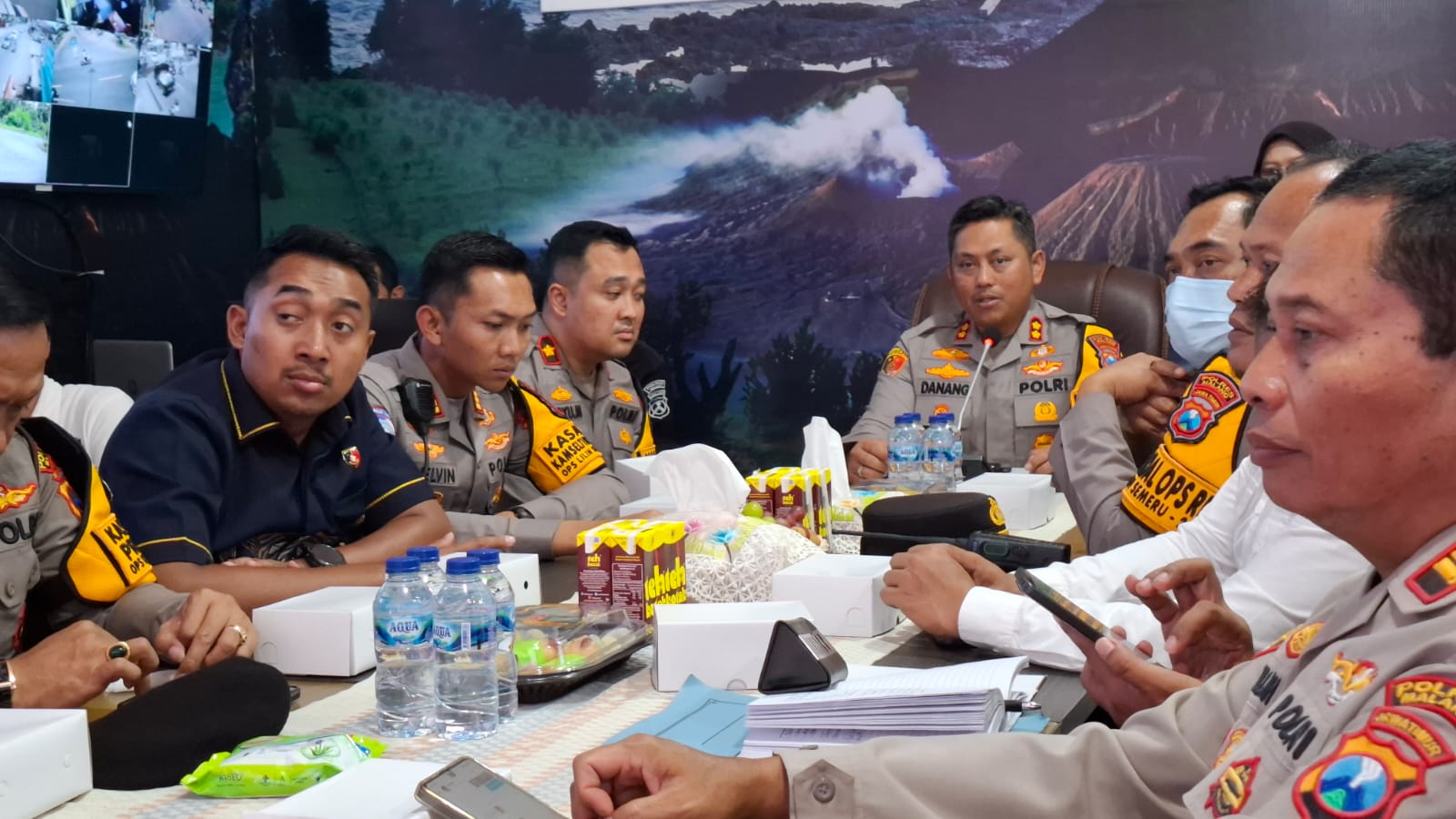 Kapolres Malang, AKBP Danang Setiyo Pambudi (tengah) saat membeberkan capaian Polres Malang. Foto: Aisyah Nawangsari Putri