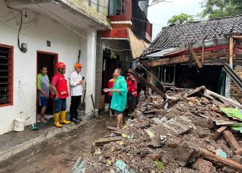 Kalaksa BPBD Kota Malang, Prayitno meninjau lokasi terdampak cuaca ekstrem. (Foto/dok. BPBD Kota Malang)