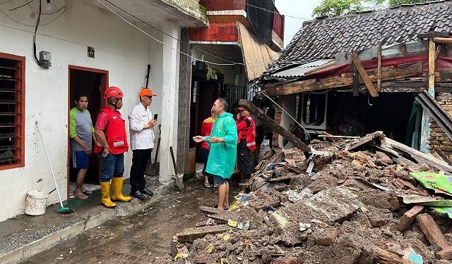 Kalaksa BPBD Kota Malang, Prayitno meninjau lokasi terdampak cuaca ekstrem. (Foto/dok. BPBD Kota Malang)