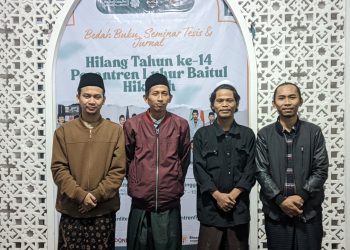 Penerjemah buku foto bersama pasca acara di Pesantren Luhur Baitul Hikmah. Foto: Muhammad Jazuli.