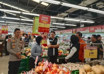 Wali Kota Malang, Wahyu Hidayat bersama TPID Kota Malang melakukan sidak di Superindo Sawojajar. (Foto/M Sholeh)