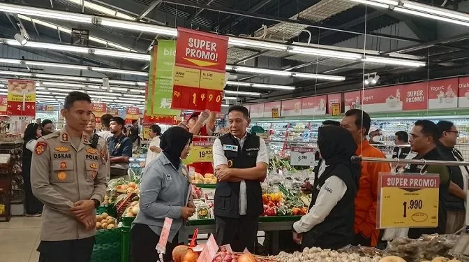 Wali Kota Malang, Wahyu Hidayat bersama TPID Kota Malang melakukan sidak di Superindo Sawojajar. (Foto/M Sholeh)