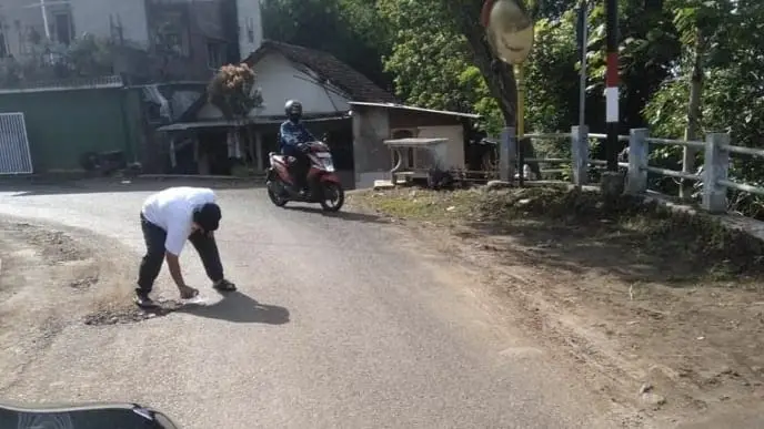 Kinerja dan respon cepat tim TATTAS antar Dinas PUPR Kota Batu raih penghargaan di Polres Batu Award 2025. Foto: Dok