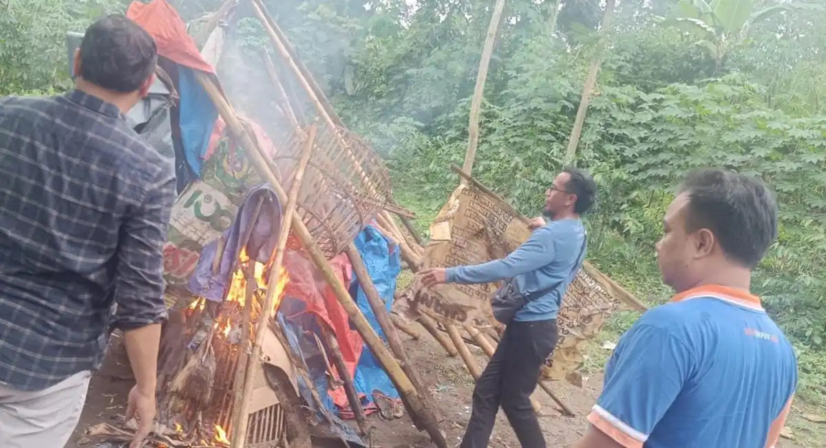 Polisi bakar arena judi sabung ayam
